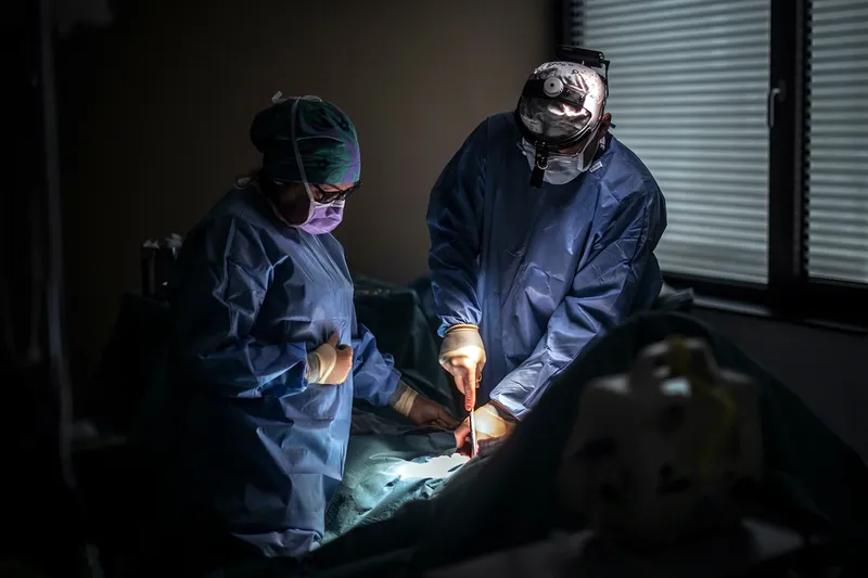 Dr. Christoph Jethon operating on a patient